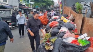 Bau Sampah Ganggu Belajar, Polisi Ciputat Angkut Tumpukan di Halaman Sekolah