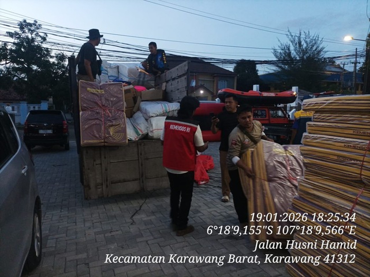 Kemensos Kirim Bantuan Logistik untuk Ribuan Warga Korban Banjir Karawang
