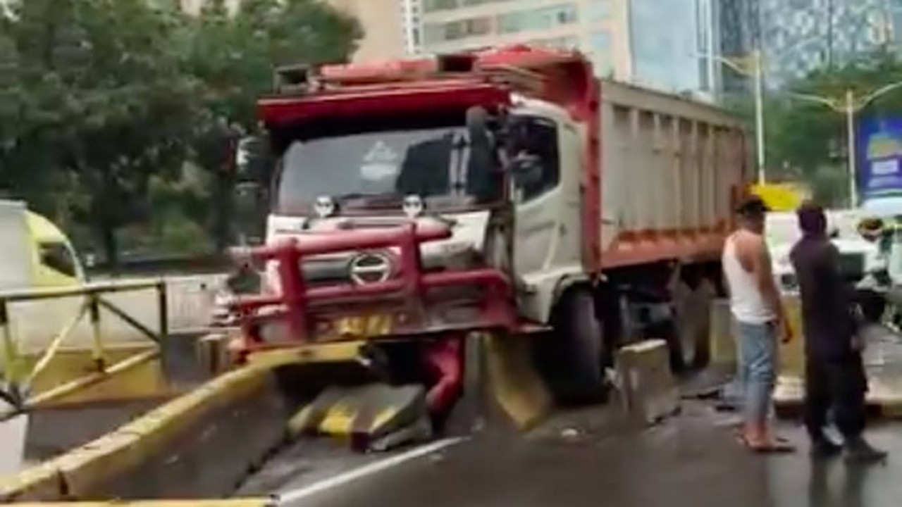 Truk Tabrak Pembatas Jalan Casablanca, Lalu Lintas Jakarta Selatan Macet Parah