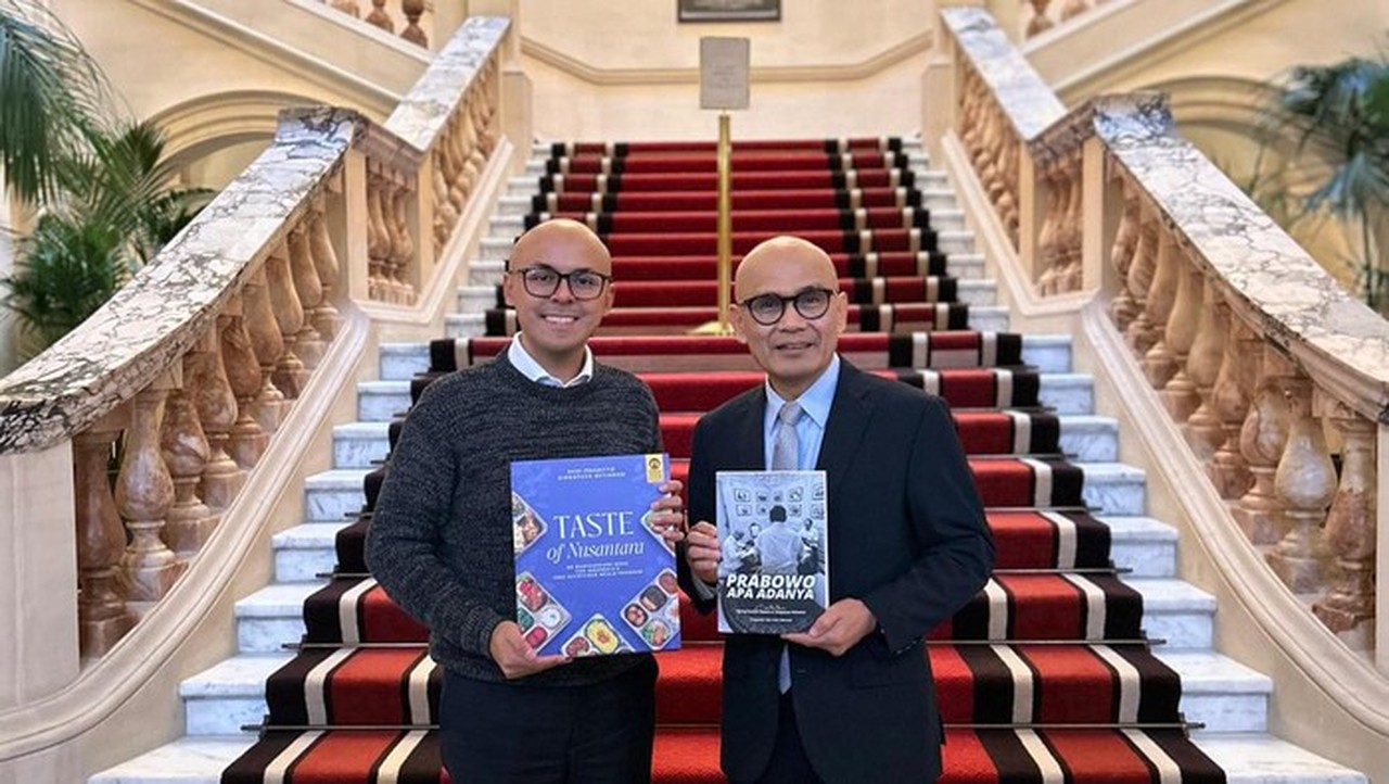 Buku ‘Rasa Bhayangkara Nusantara’ Versi Inggris Diserahkan ke Dubes RI untuk Inggris Buku ‘Rasa Bhayangkara Nusantara’ Versi Inggris Diserahkan ke Dubes RI untuk Inggris