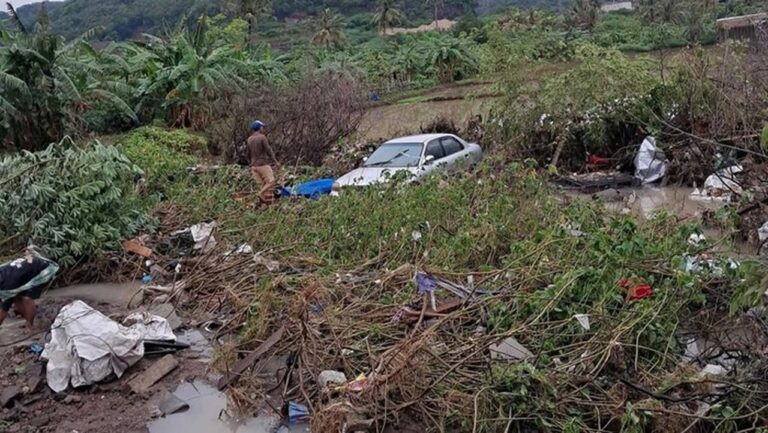 Banjir Bandang Terjang Cilegon, Ribuan Warga Mengungsi dan Mobil Terseret Arus Banjir Bandang Terjang Cilegon, Ribuan Warga Mengungsi dan Mobil Terseret Arus