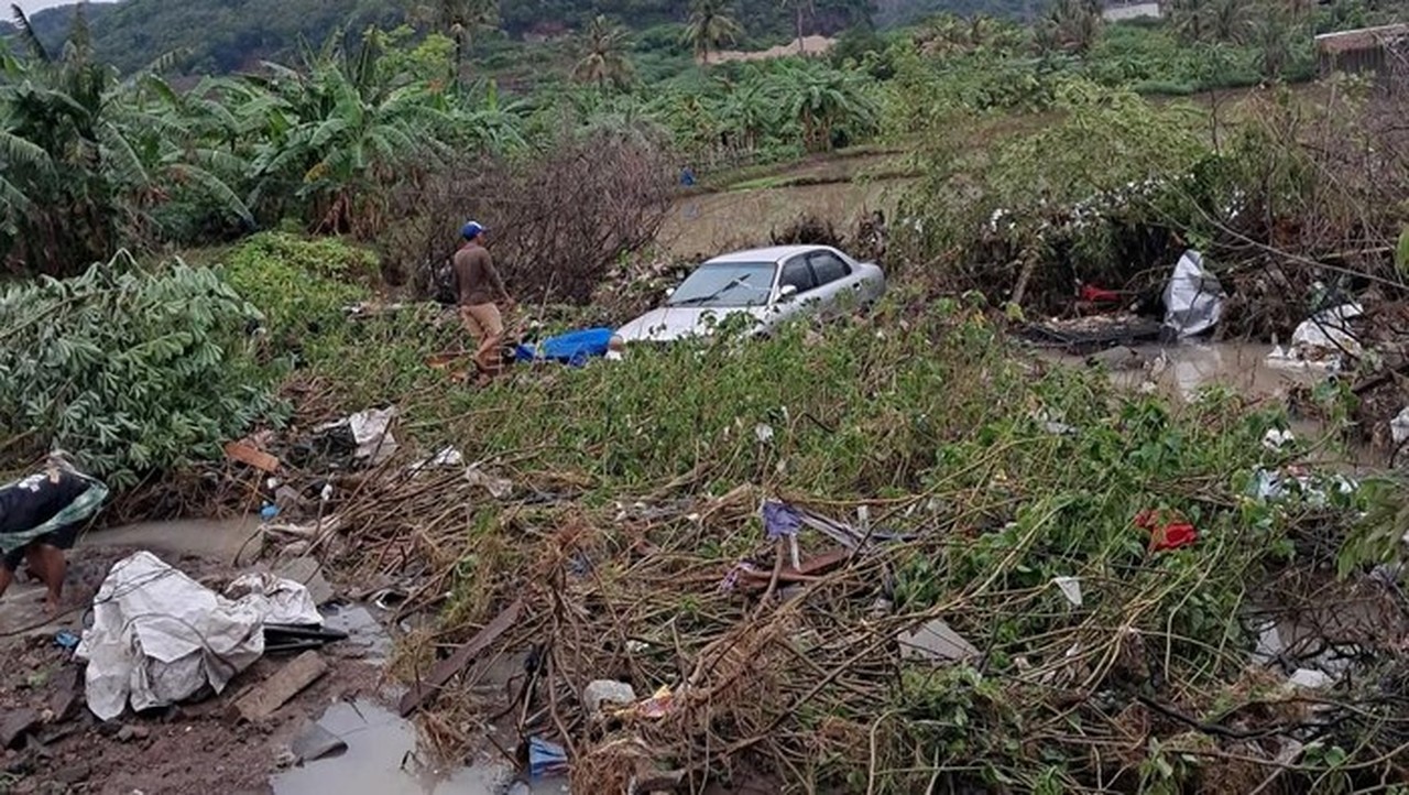Banjir Bandang Terjang Cilegon, Ribuan Warga Mengungsi dan Mobil Terseret Arus Banjir Bandang Terjang Cilegon, Ribuan Warga Mengungsi dan Mobil Terseret Arus