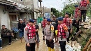 Tanggul Jebol di Bekasi: Brimob Polda Metro Jaya Bergerak Cepat Bantu Perbaikan Darurat