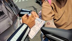 Kakorlantas Ingatkan Pengendara Wajib Bawa SIM dan STNK, Ini Sanksi Jika Terjaring Razia