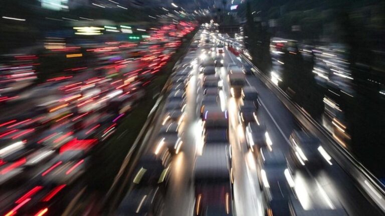 Hujan Sore Picu Macet Parah di Sudirman dan JLNT Casablanca Jakarta