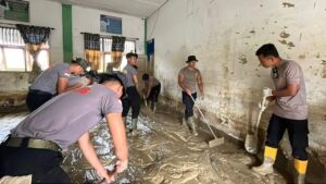 Satbrimob Polda Banten Bersihkan Sekolah dan Salurkan Al-Qur’an di Aceh Utara Pascabanjir