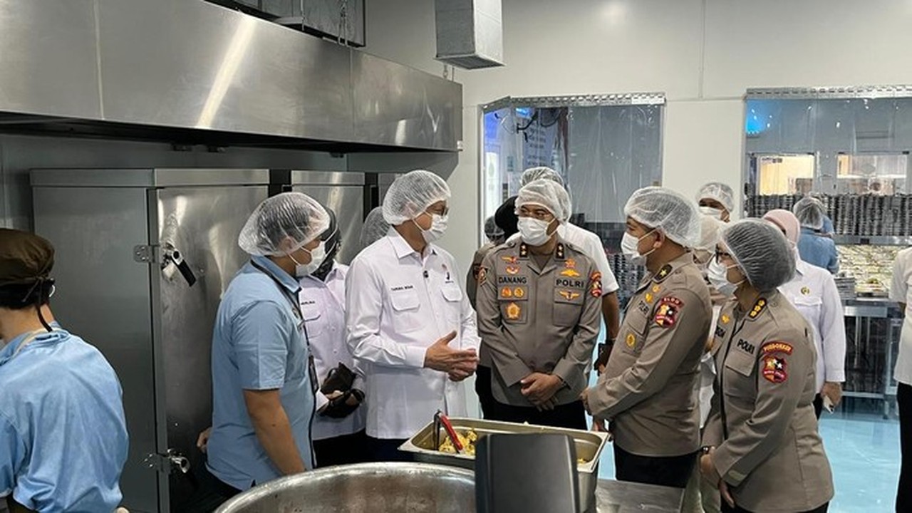 BPOM Tinjau Langsung Produksi Makan Bergizi Gratis di SPPG Polri