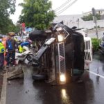 Truk Terbalik di Kebon Jeruk Setelah Tabrak Separator Busway