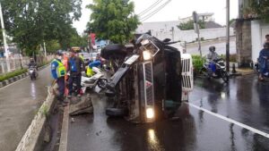 Truk Terbalik di Kebon Jeruk Setelah Tabrak Separator Busway