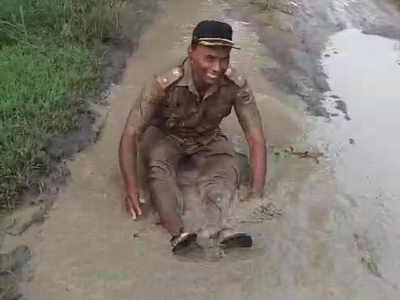 Kades Sragen Protes Jalan Rusak Parah dengan Mandi Lumpur, Pemkab Mulai Bergerak Kades Sragen Protes Jalan Rusak Parah dengan Mandi Lumpur, Pemkab Mulai Bergerak