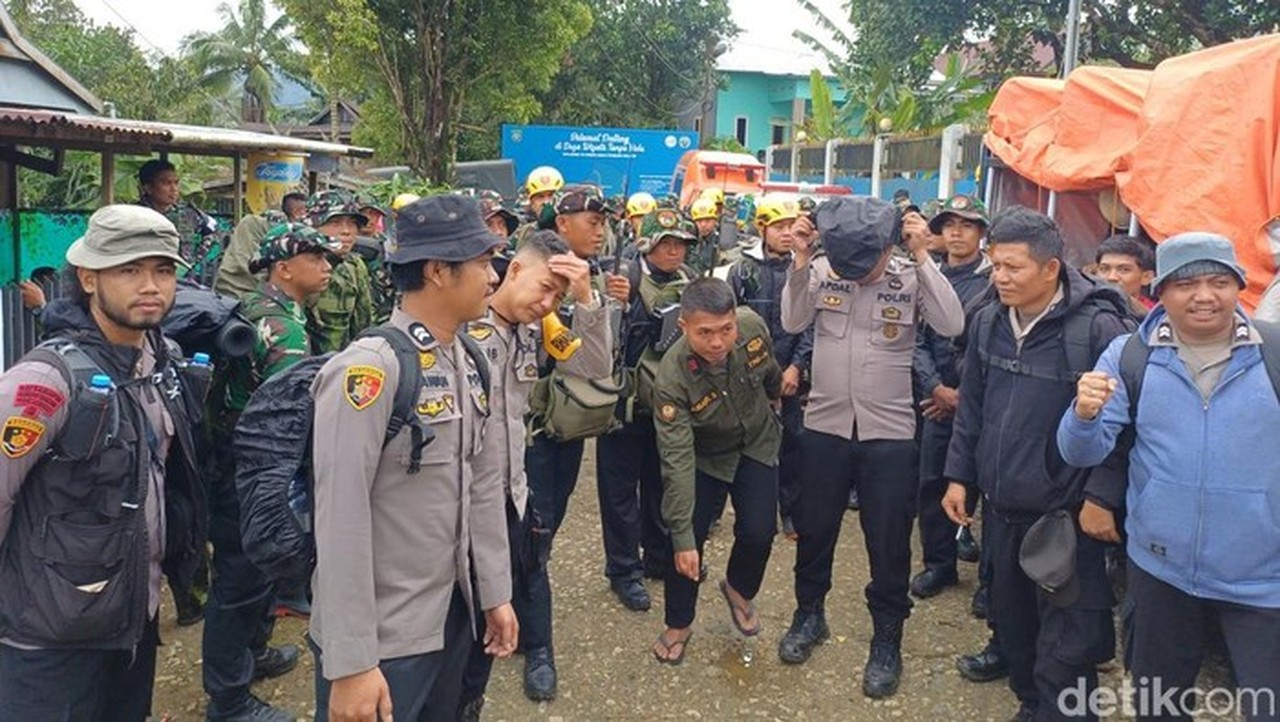 Pesawat ATR Jatuh di Pangkep: Tim SAR Tambah Ahli Mountaineering Cari Korban Pesawat ATR Jatuh di Pangkep: Tim SAR Tambah Ahli Mountaineering Cari Korban