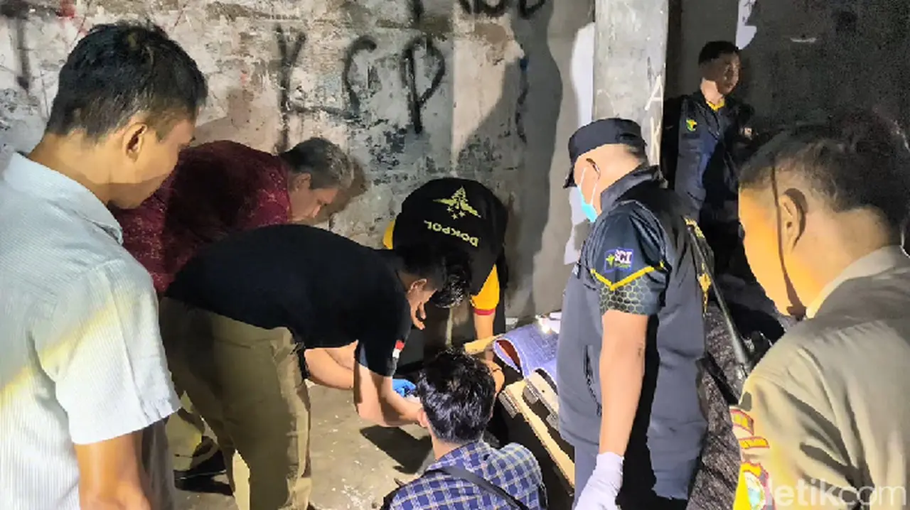 Polisi Melakukan Olah Tkp Di Lokasi Adik Bunuh Kakak Di Makassar. (reinhard Soplantila/detikcom)