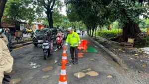 Jalan Juanda Depok Berlubang Parah, Sejumlah Pemotor Jatuh, Polisi Pasang Tanda Peringatan