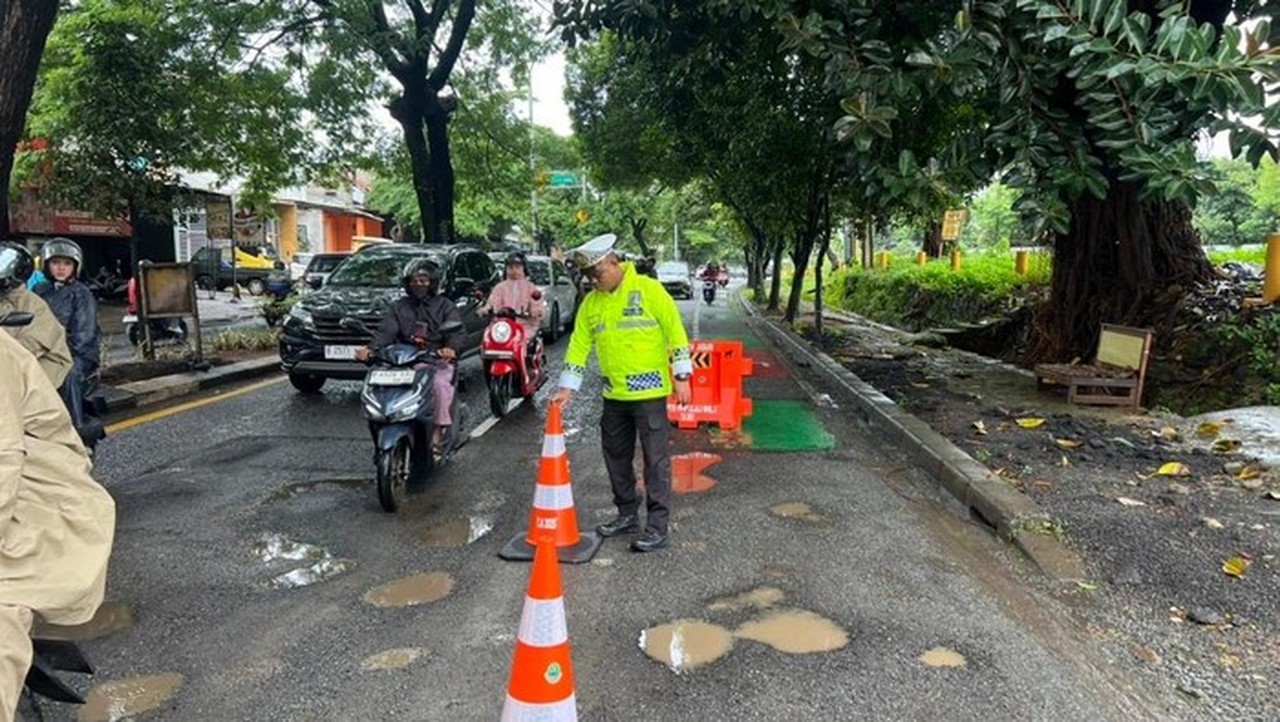 Jalan Juanda Depok Berlubang Parah, Sejumlah Pemotor Jatuh, Polisi Pasang Tanda Peringatan