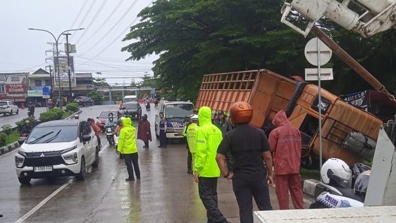 Truk Rem Blong Tabrak Separator di GDC Depok, Lalin Sempat Terganggu