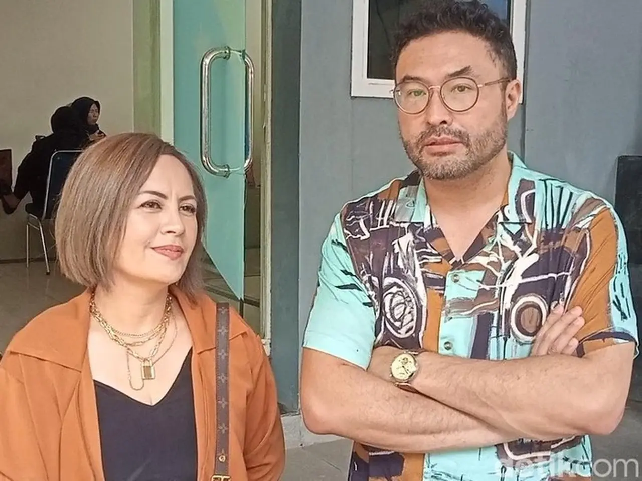 Surya Saputra Rela Belajar Pijat Demi Sembuhkan Kaki Cynthia Lamusu. (foto: Ahsan/detikhot)