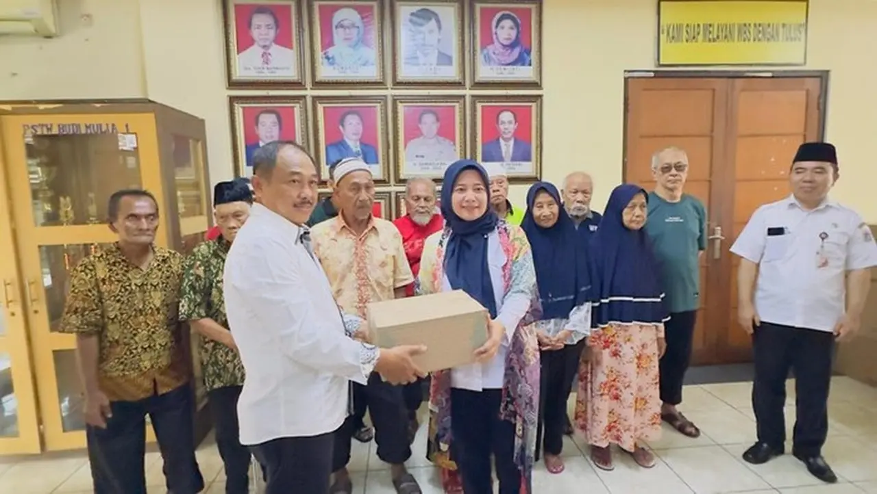 Direktorat Intelijen Keamanan Polda Metro Jaya Menggelar Kegiatan Sosial Ke Panti Lansia, Dalam Rangka Peringatan Hari Lahir Intelijen Polri Ke 80 Tahun 2026, Rabu (31/12). (foto: Dok. Humas Polri)
