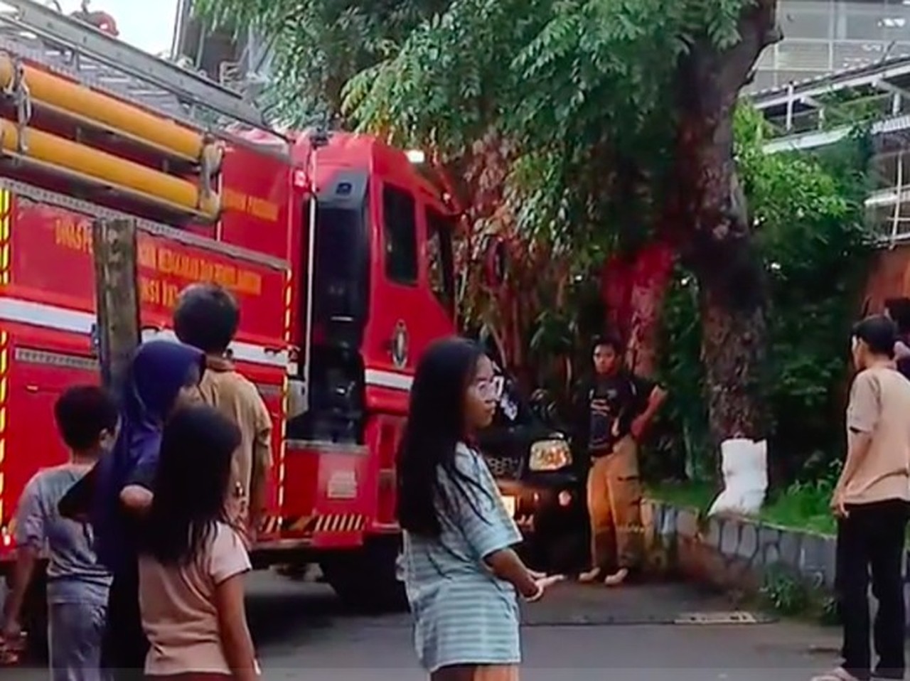 Parkir Liar Hambat Mobil Damkar Padamkan Api Kebakaran Rumah di Matraman
