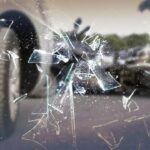 Terobos Lampu Merah, Pengendara Motor di Jakbar Tabrak Mobil dan Patah Kaki