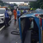 Angkot Terguling di Tol Jagorawi Akibat Sopir Kurang Konsentrasi Saat Hujan