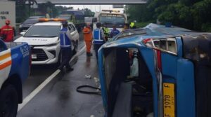 Angkot Terguling di Tol Jagorawi Akibat Sopir Kurang Konsentrasi Saat Hujan