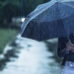 Musim Hujan di Jakarta: Pekerja Siapkan ‘Senjata’ Hadapi Cuaca Ekstrem