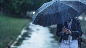 Musim Hujan di Jakarta: Pekerja Siapkan ‘Senjata’ Hadapi Cuaca Ekstrem