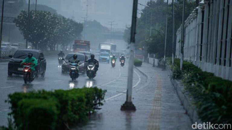 Cuaca Ekstrem Jakarta: Gubernur Anung Pertimbangkan Opsi WFH dan PJJ