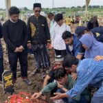 Isak Tangis Warnai Pemakaman 3 Sekeluarga yang Tewas Misterius di Tanjung Priok