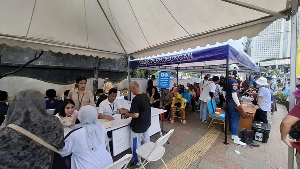 Antrean Bikin Kartu Layanan Gratis Di Cfd Bundaran Hi (foto: Belia/detikcom)