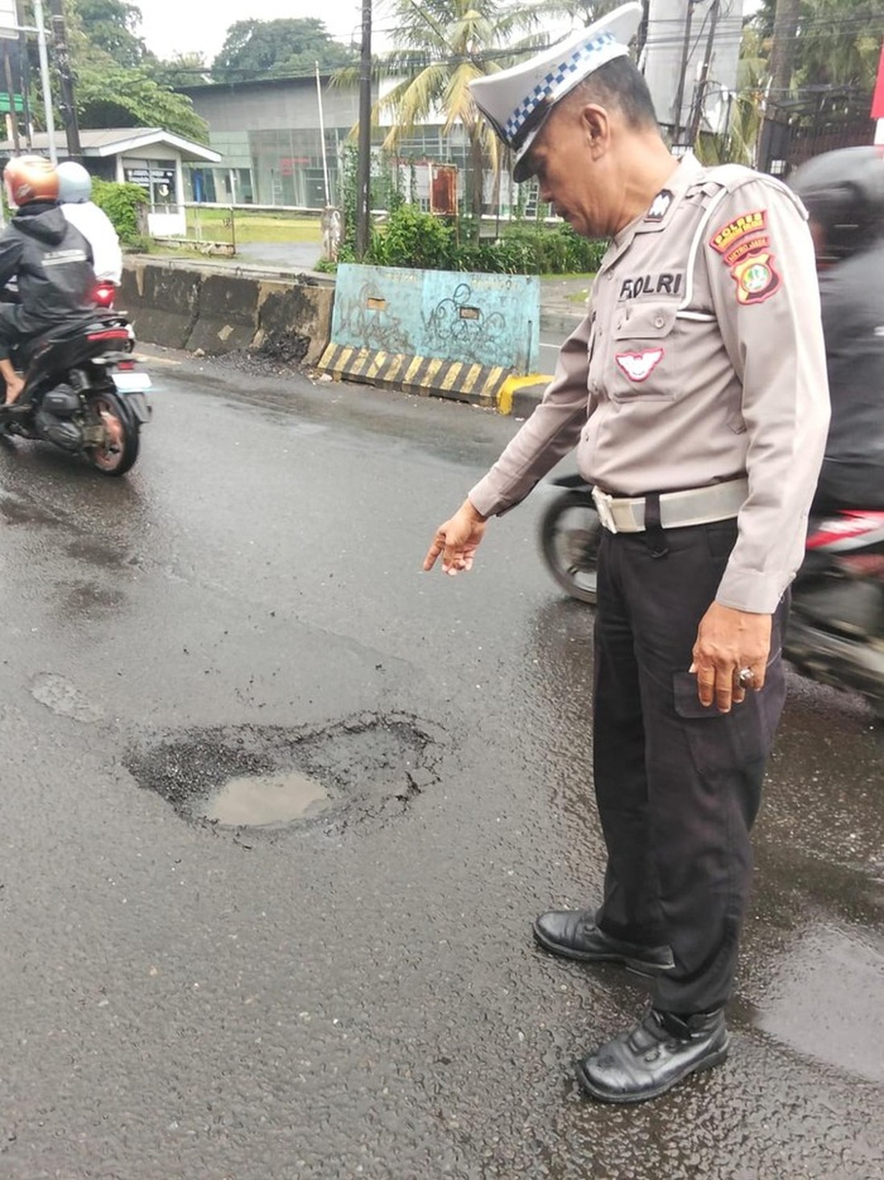 Jalan Berlubang di Ciputat Sebabkan Pengendara Motor Jatuh, Polisi Segera Cek Lokasi