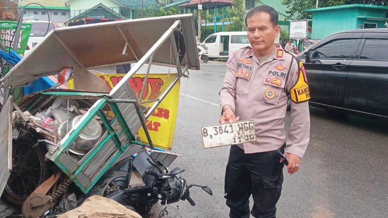 Mobil Mitsubishi Xpander Tabrak Motor dan Gerobak Donat di Ciputat, Satu Orang Luka