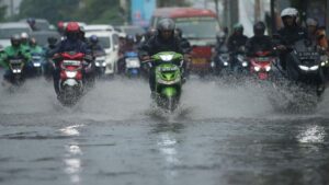 Banjir Jakarta: 12 RT dan 17 Ruas Jalan Masih Tergenang Air hingga Siang Ini