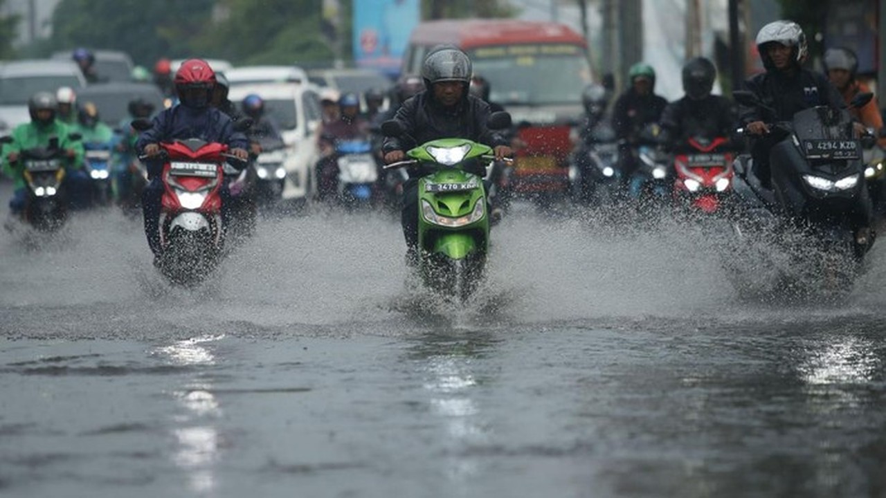 Banjir Jakarta: 12 RT dan 17 Ruas Jalan Masih Tergenang Air hingga Siang Ini