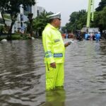 Banjir 70 cm di Jalan DI Pandjaitan Jakarta Timur, Macet Mengular Hingga UKI Cawang