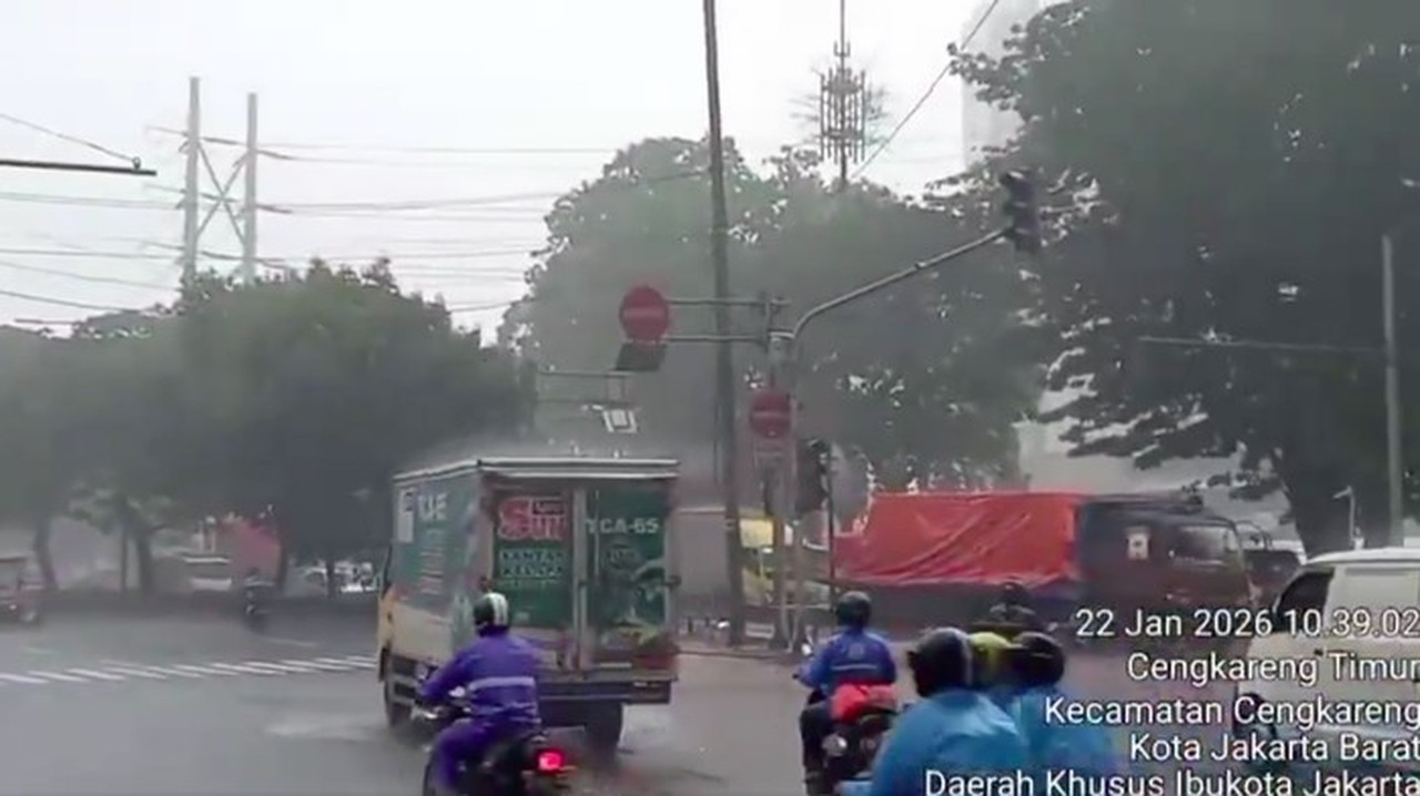 Gangguan Lampu Lalu Lintas Cengkareng Akibat Hujan Deras, Lalin Terpantau Ramai Lancar
