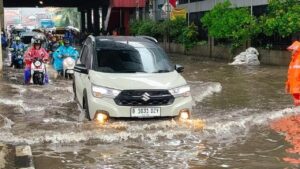 Banjir 10-15 Cm Depan Pasar Cipulir, Jakarta Selatan, Lalu Lintas Tersendat Parah
