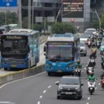 Antrean Panjang Penumpang Transjakarta di Halte Petukangan Akibat Keterlambatan Bus