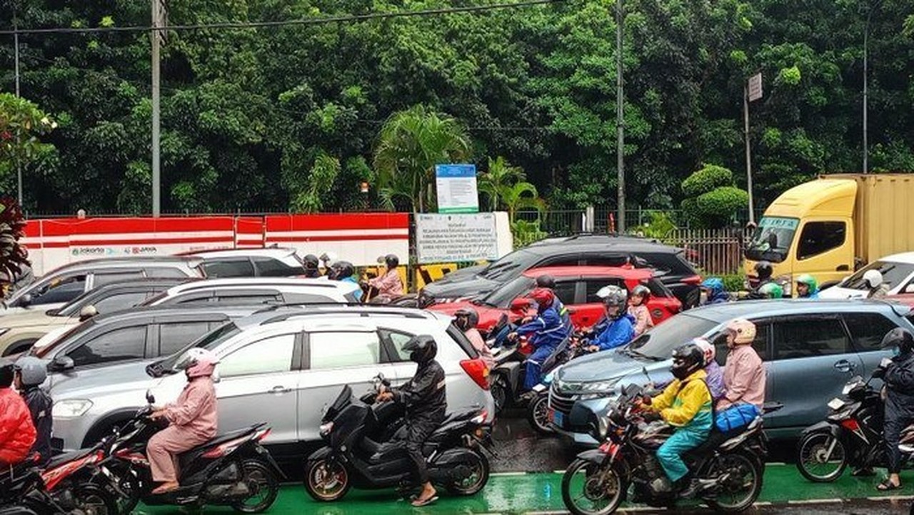 Hujan Deras Guyur Jakarta, Banjir Rendam Jalan DI Panjaitan Sebabkan Macet Parah Hujan Deras Guyur Jakarta, Banjir Rendam Jalan DI Panjaitan Sebabkan Macet Parah