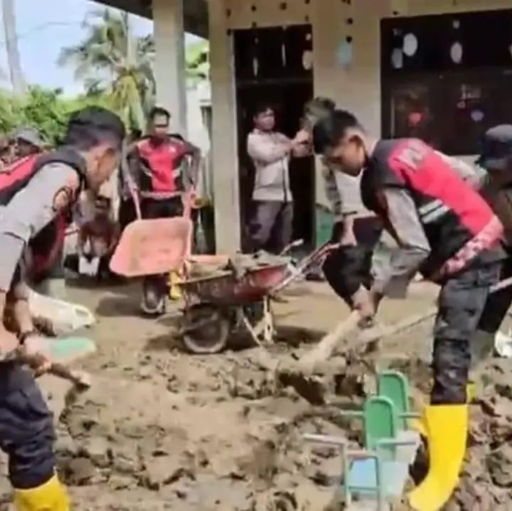 Polisi dan Warga Pidie Jaya Bersinergi Percepat Pemulihan Fasilitas Umum dan Pendidikan Pascabanjir