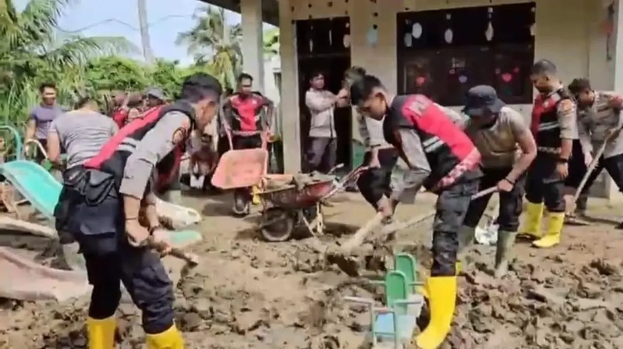 Foto: Polres Pidie Jaya Membantu Proses Pemulihan Pascabencana Di Pidie Jaya, Aceh. (dok. Istimewa)