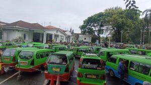 Sopir Angkot Bogor Demo di Balai Kota, Tolak Kebijakan Penghapusan Angkot Tua