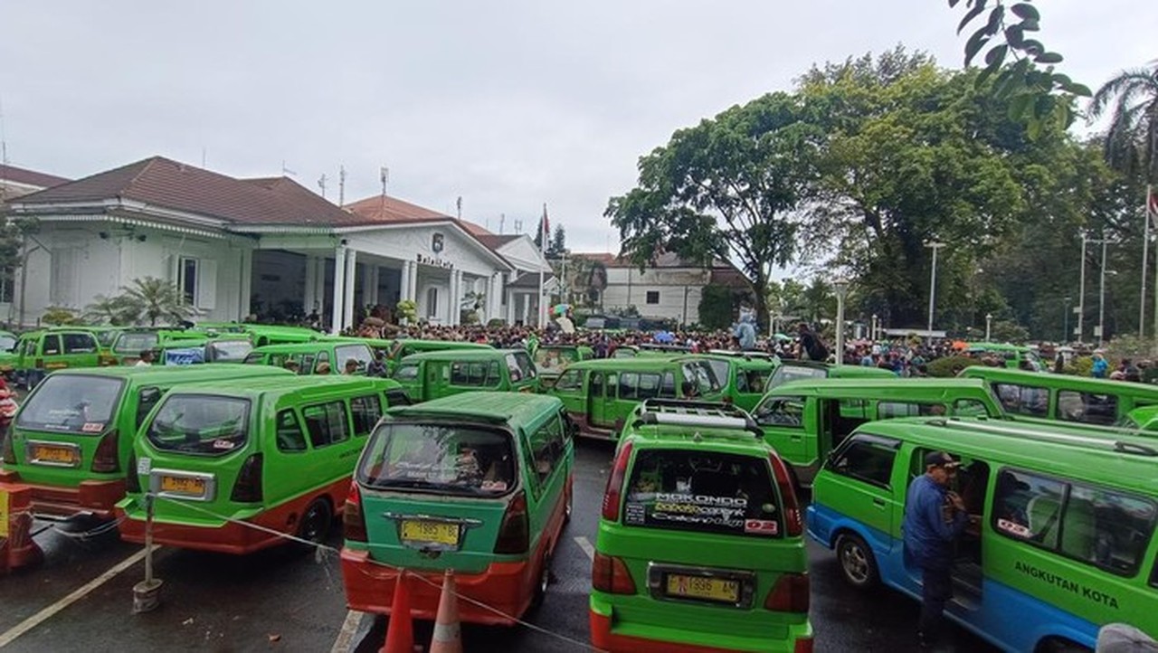 Sopir Angkot Bogor Demo di Balai Kota, Tolak Kebijakan Penghapusan Angkot Tua Sopir Angkot Bogor Demo di Balai Kota, Tolak Kebijakan Penghapusan Angkot Tua