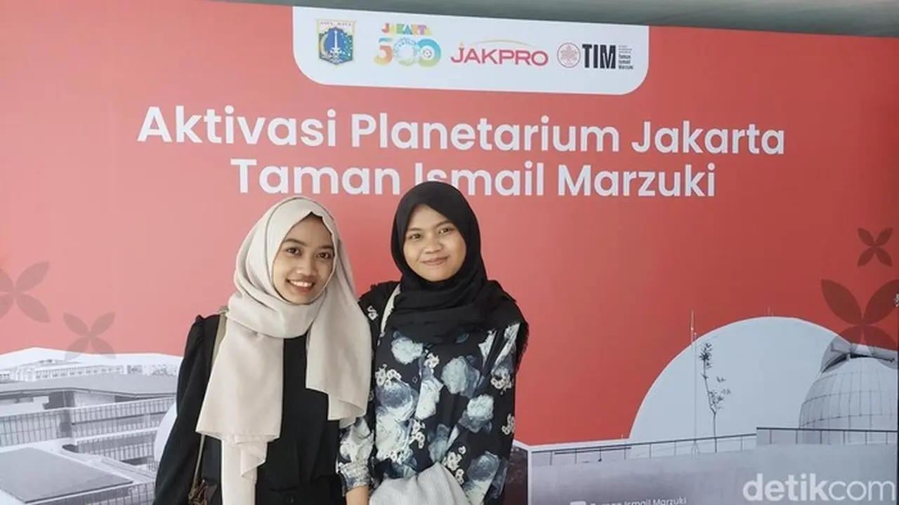 Siska Dan Wina Kunjungi Planetarium, Jakarta (rumondang Naibaho/detikcom)
