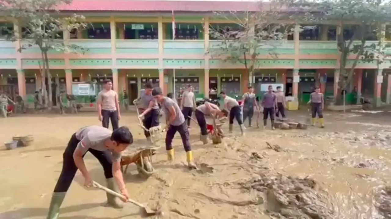 Polri Menunjukkan Komitmen Dalam Pemulihan Pascabencana Dengan Membantu Pembersihan Fasilitas Pendidikan Terdampak Banjir Di Kabupaten Aceh Tamiang, Aceh. (dok Istimewa)