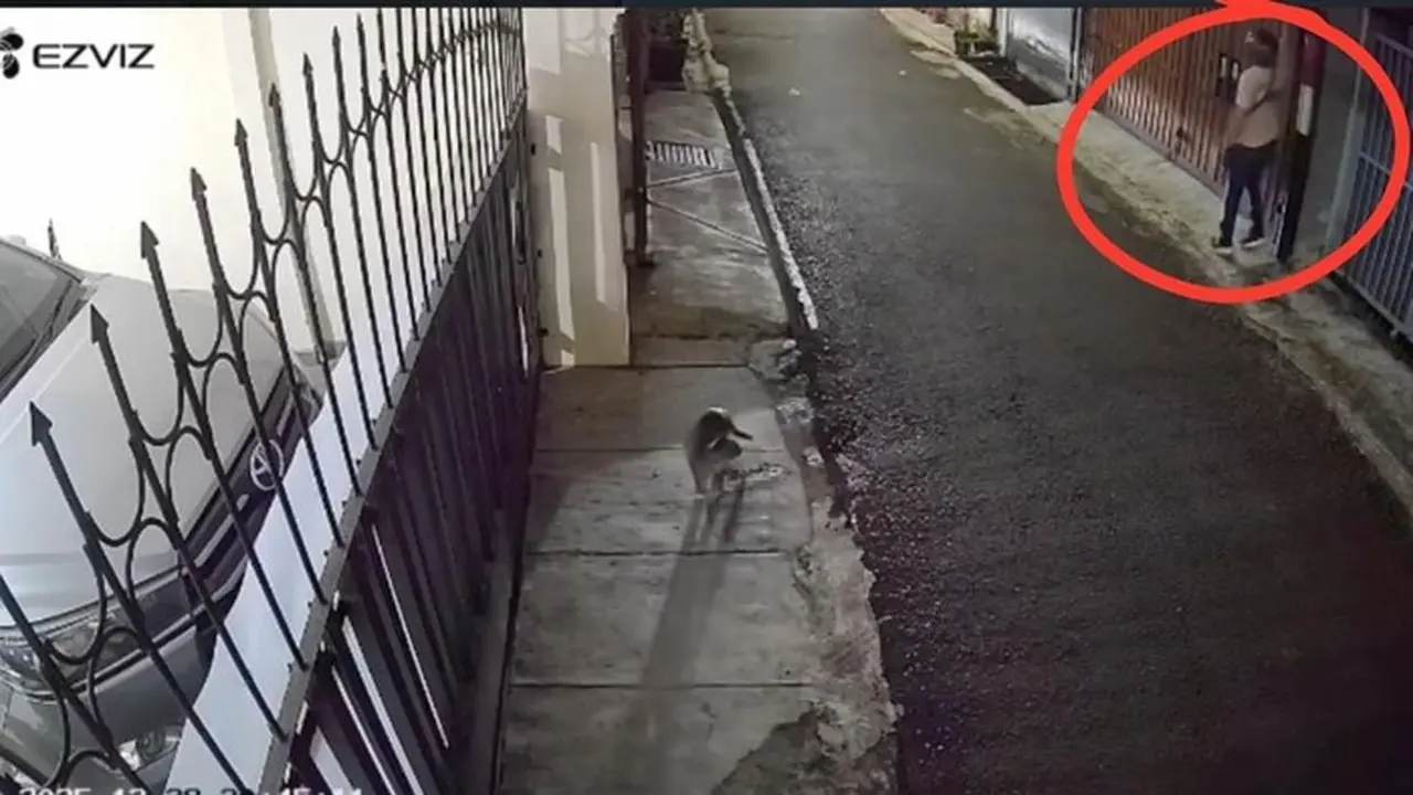Rekaman Cctv Teror Ke Rumah Dj Donny (foto: Istimewa)