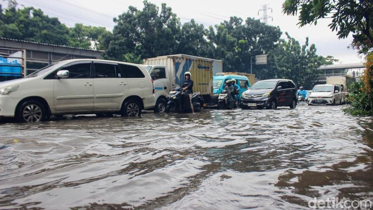 Jakarta Terendam Banjir: 15 RT dan 20 Ruas Jalan Tergenang Akibat Hujan Deras