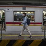 Tiang LAA Miring Akibat Longsor Ganggu Perjalanan KRL Green Line Rute Tanah Abang-Rangkasbitung