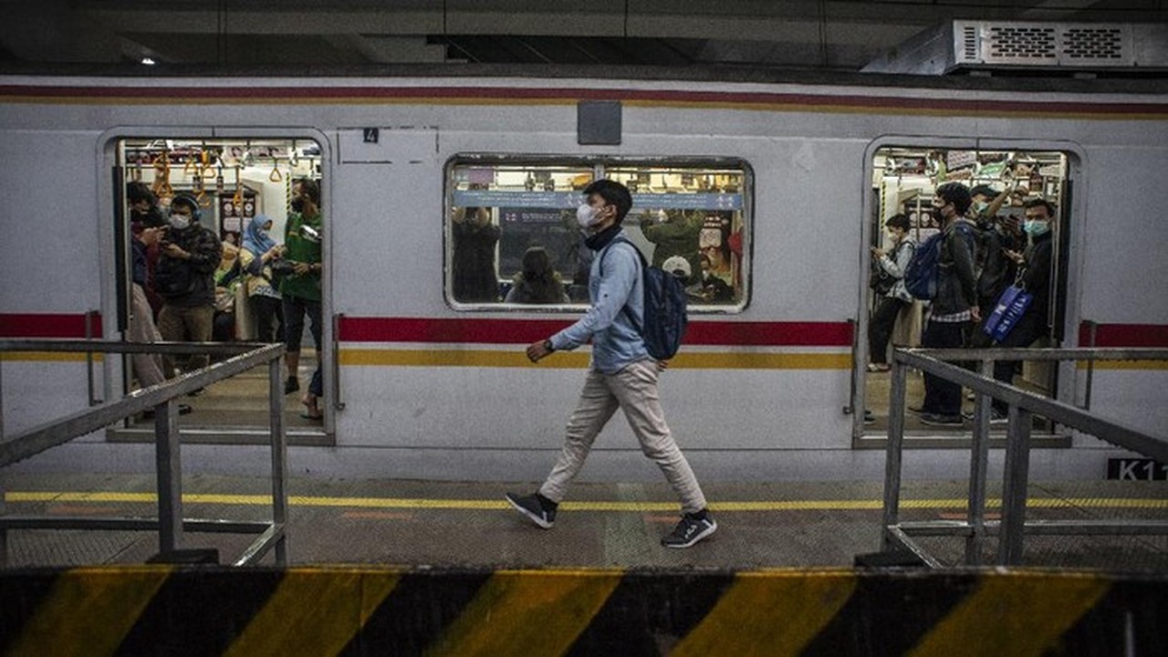 Tiang LAA Miring Akibat Longsor Ganggu Perjalanan KRL Green Line Rute Tanah Abang-Rangkasbitung Tiang LAA Miring Akibat Longsor Ganggu Perjalanan KRL Green Line Rute Tanah Abang-Rangkasbitung