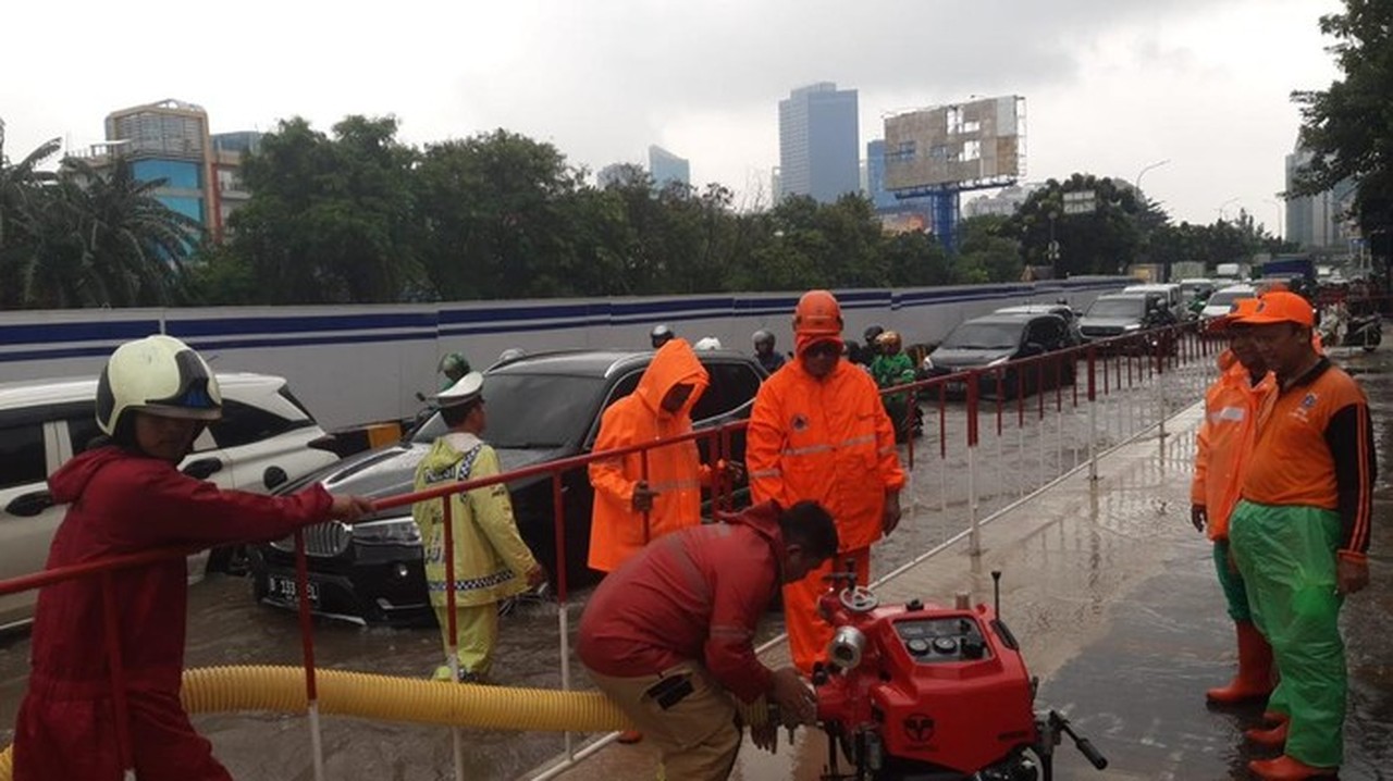 Jalan Satria Raya Grogol Terendam Banjir Setinggi 30 Cm Akibat Hujan Deras